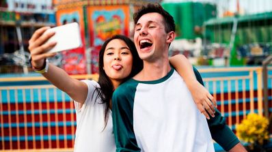 Chica y chico haciendo un selfie