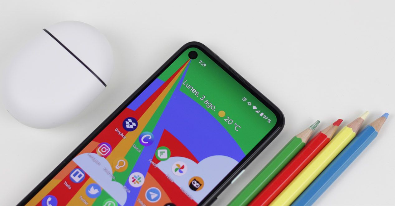 Smartphone Google Pixel 4a con lápices de colores