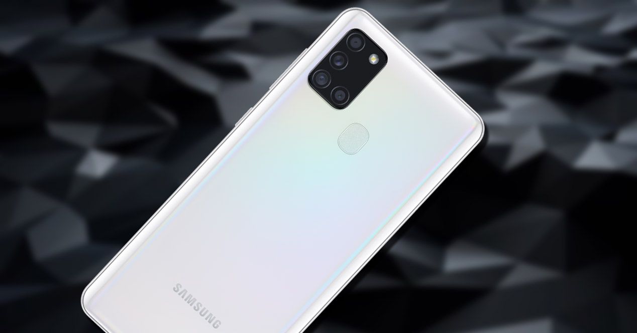 Smartphone Samsung Galaxy A21s con fondo