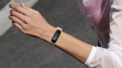 mi band 5 en mano