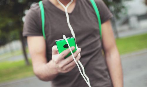 hombre con movil en la mano