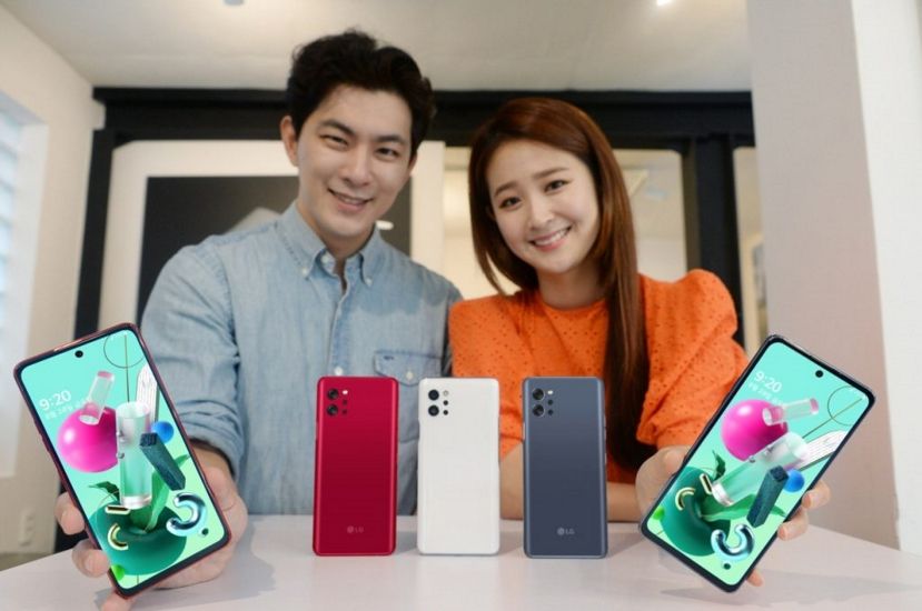 lg q92 y dos personas