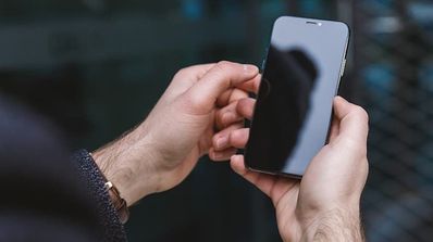 pantalla movil oscura