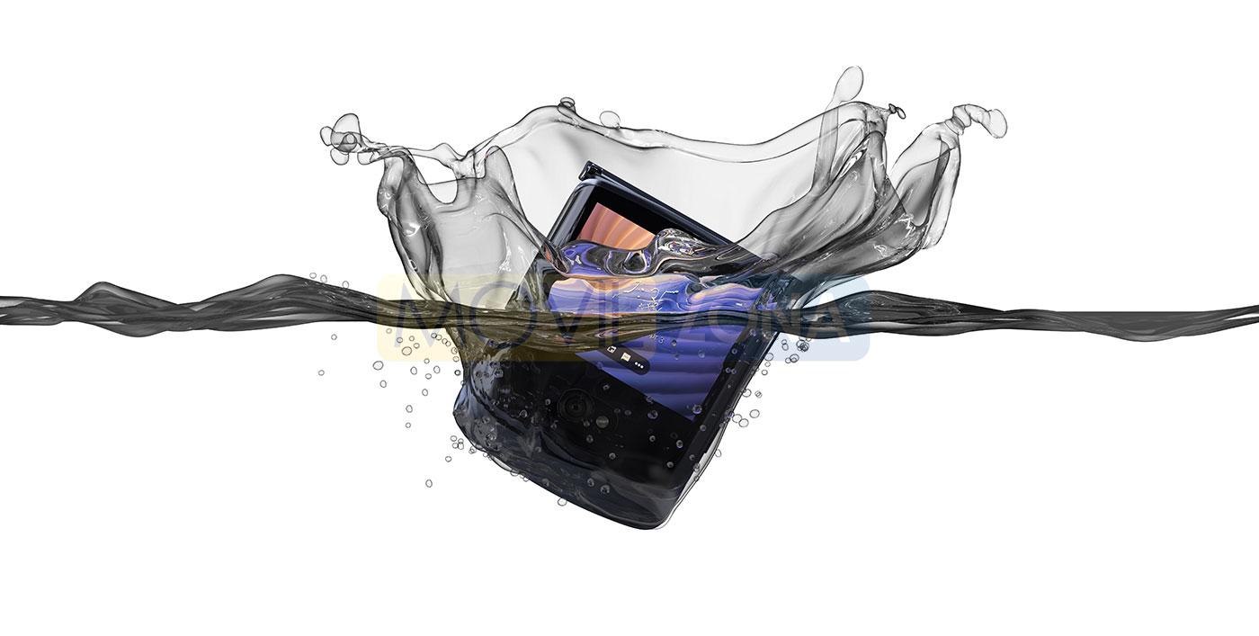Motorola Razr 5G agua
