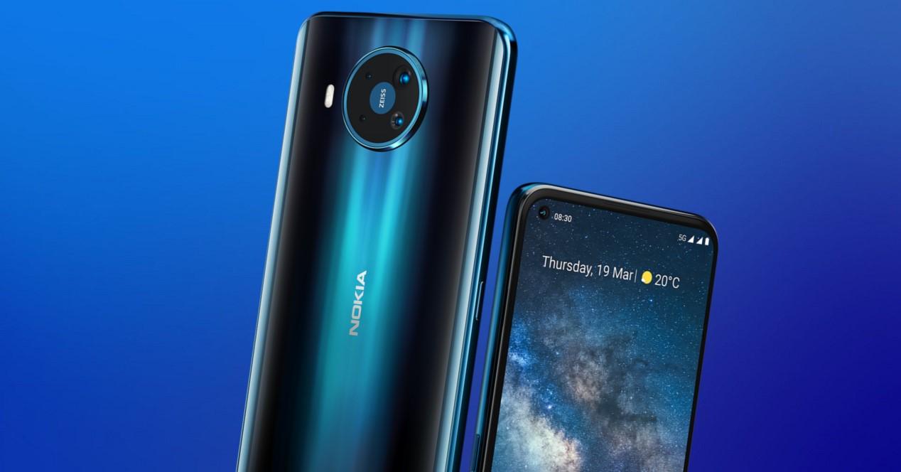 Nokia 8.3 fondo azul