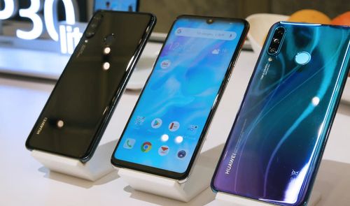 p30 lite en mesa