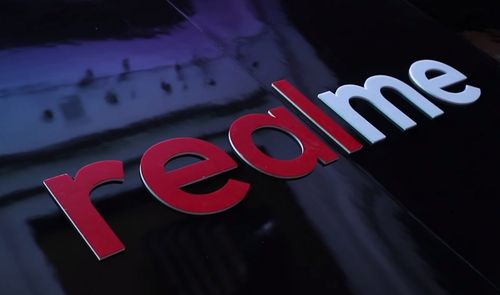 realme logo rojo