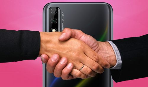 trato apreton de manos y movil de fondo