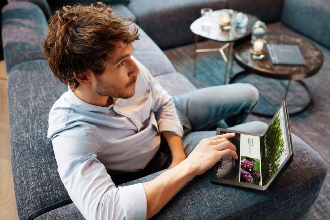 Lenovo ordenador flexible con hombre