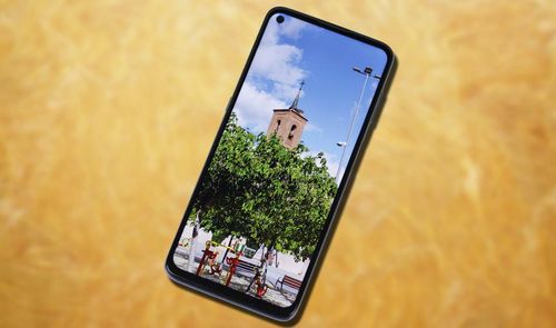 Moto G8 Plus con fondo amarillo