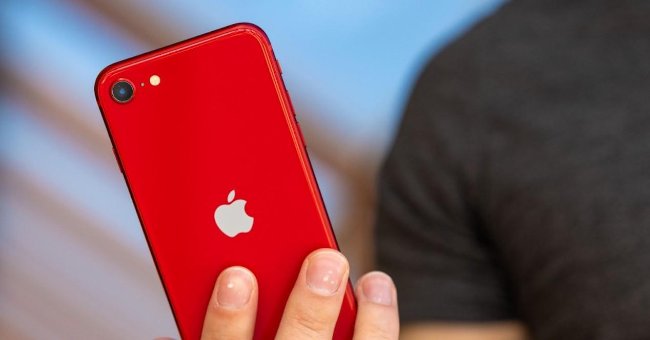 iPhone SE rojo