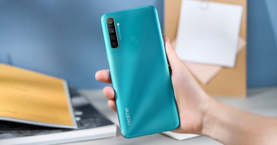 realme verde en la mano