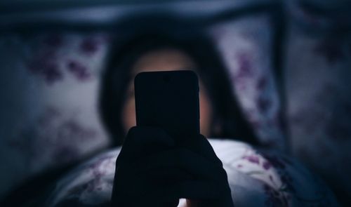 movil en la cama