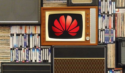 tele vieja y logo de huawei