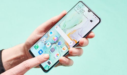 huawei p30 y dedo en la pantalla