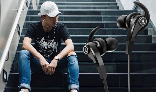 hombre con auriculares en una escalera
