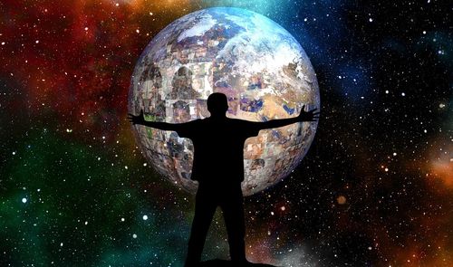 hombre abraza al mundo y contactos
