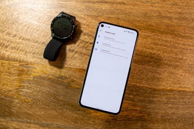 Móvil con Smart Lock al lado de un Smartwatch