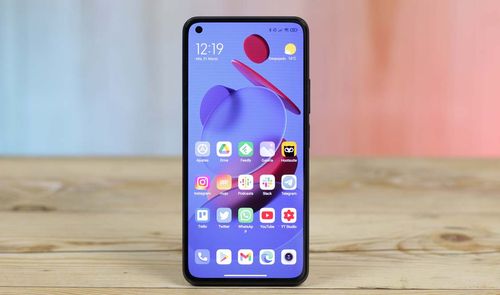 Xiaomi Mi 11 Lite en una mesa