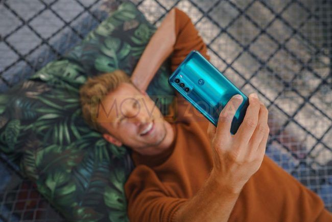 Moto G100 en mano
