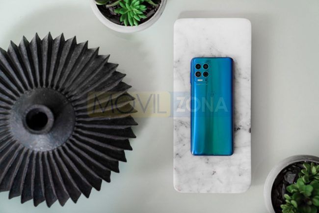 Moto G100 lifestyle
