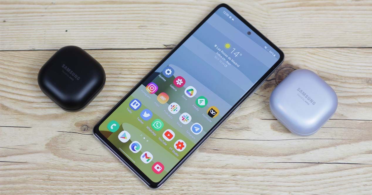 Teléfono review-potencia en una mesa
