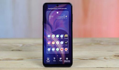 teléfono TCL 20 5G con fondo colores