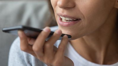 Mujer usando la voz con el móvil