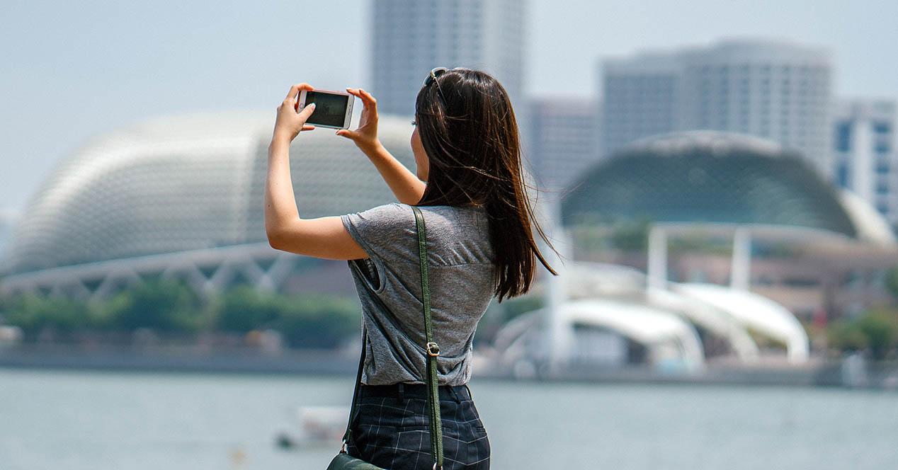 Mujer sacando una foto panorámica con el móvil