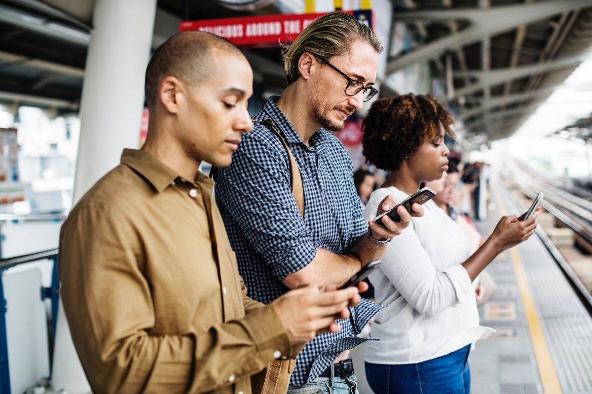personas con el movil