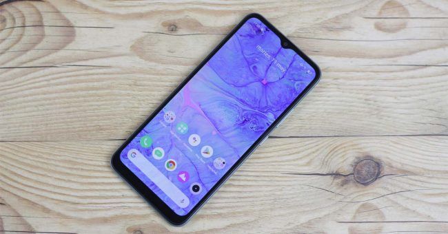 realme C21 en una mesa