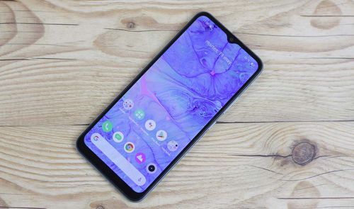 realme C21 en una mesa