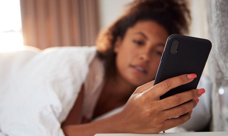 mujer viendo movil