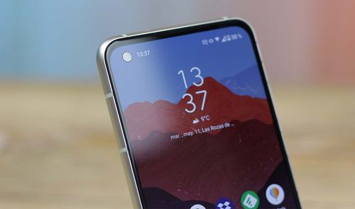 Teléfono ASUS Zenfone 8 con fondo