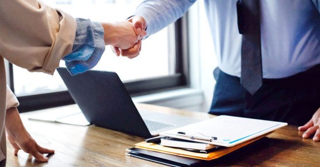 Mujer y hombre de negocios en oficina