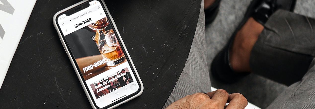 Smartphone apple y hombre de negocios