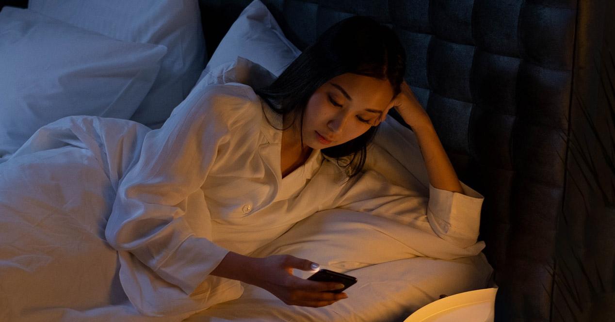 Chica con el móvil antes de dormir