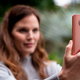 Mujer toma una foto con el Nokia G50