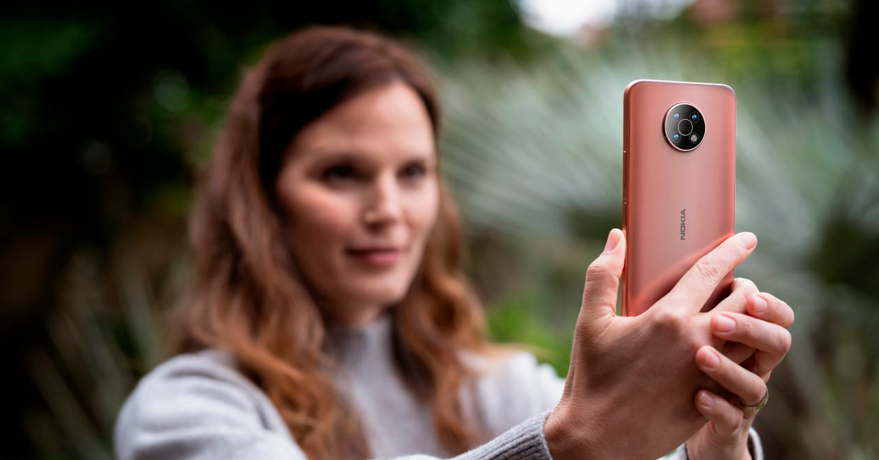 Mujer toma una foto con el Nokia G50