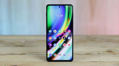 Moto Edge 20 Pro encima de una mesa