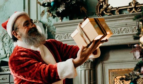 Papá Noel con regalo