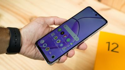 realme 12 5g en la mano