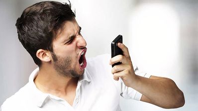 Un hombre gritando a un móvil lento
