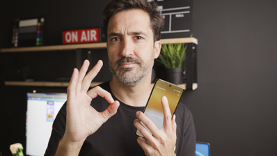 Pedro Santamaria con un smartphone en la mano