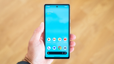 google pixel 7a en mano con widget tiempo