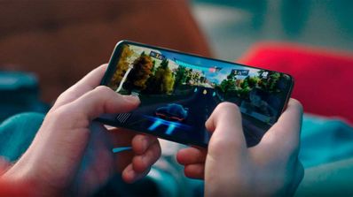 Persona jugando con el móvil