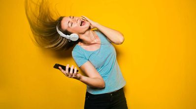 Mujer escuchando música