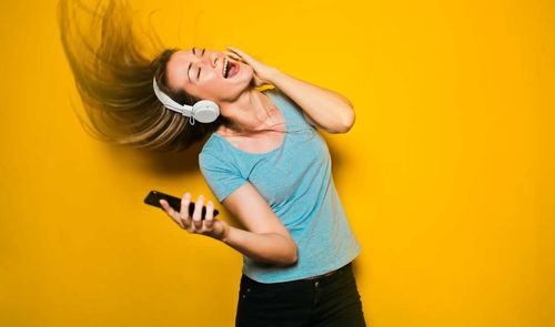 Mujer escuchando música