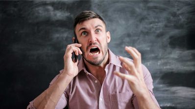 Persona hablando por el móvil enfadada