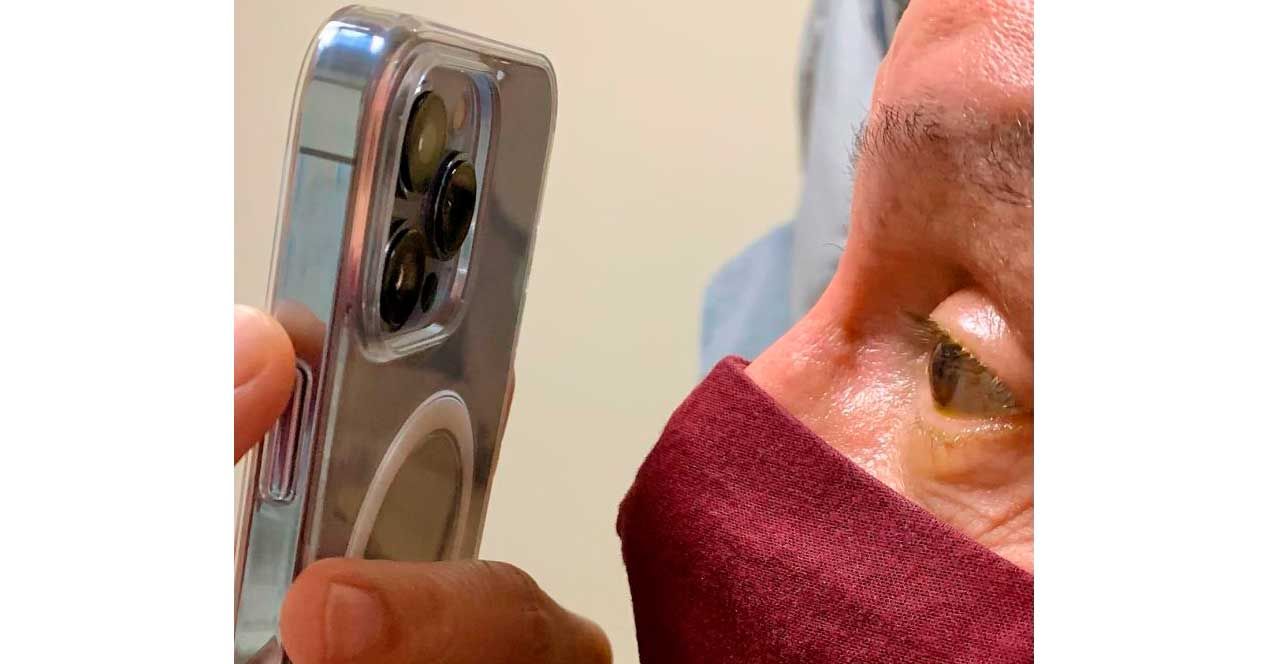 Médico usa iPhone 13 Pro